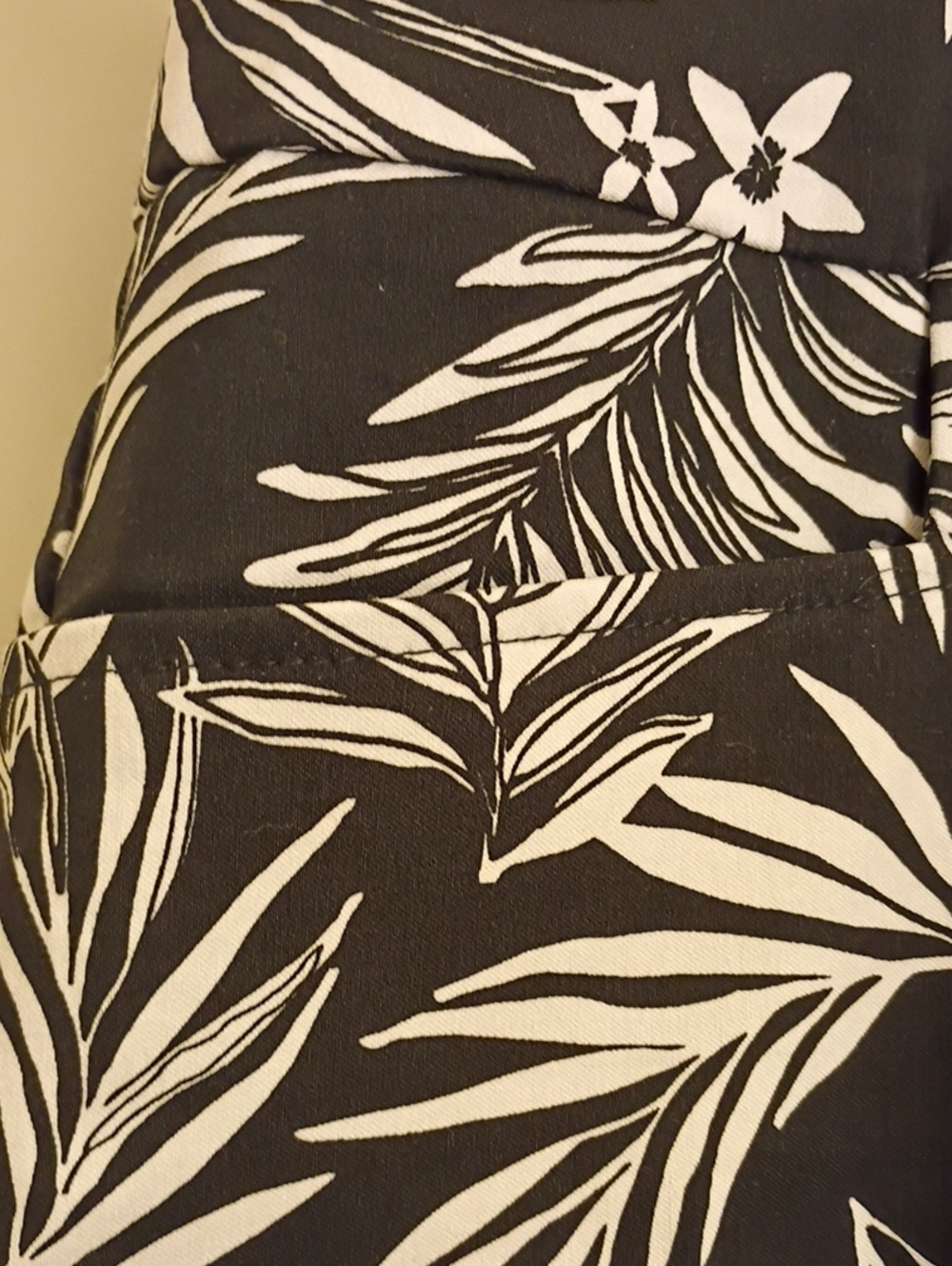 Chelsea & Theodore White Cotton & Modal Top Bundled With Black & White Capris - Picture 5 of 11